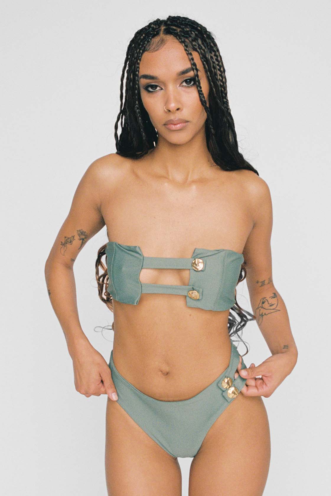 Vague bikini bottom in seagrass